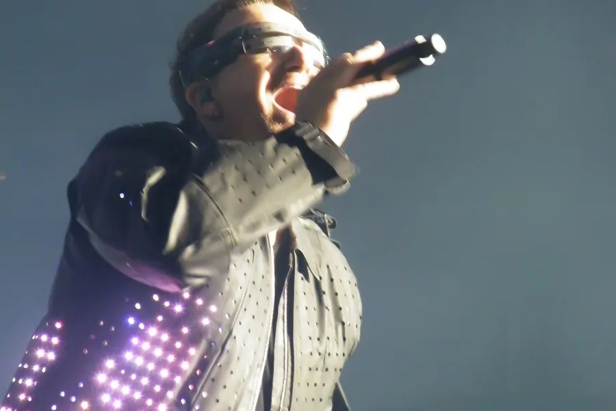 Behind the scenes, U2 world tour