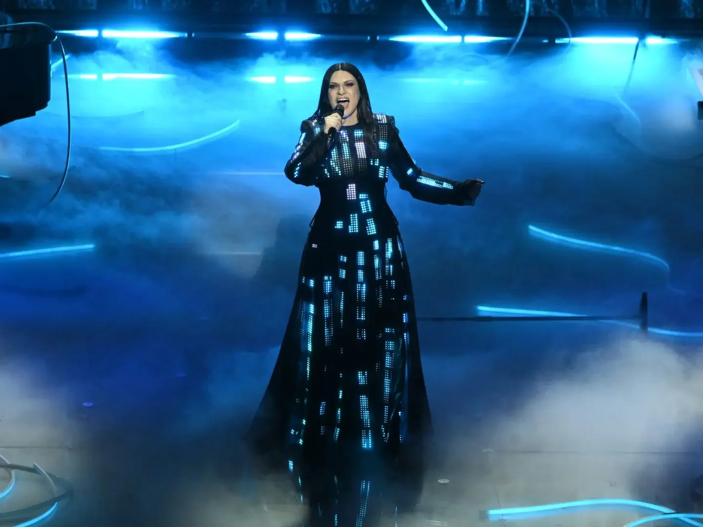 Laura Pausini performing in illuminated CuteCircuit couture, view 2