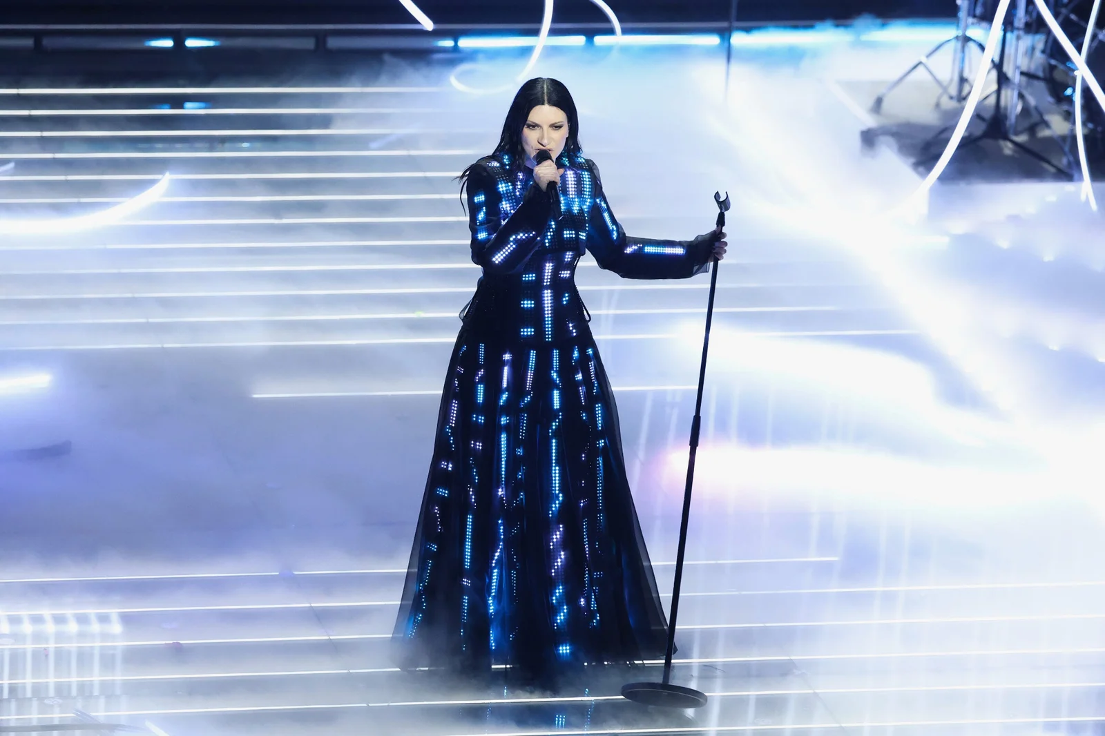 Laura Pausini performing in illuminated CuteCircuit couture, view 1